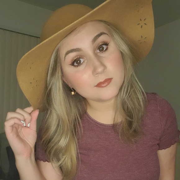 Meet your Posher, Angelina - Picture 1 of 1